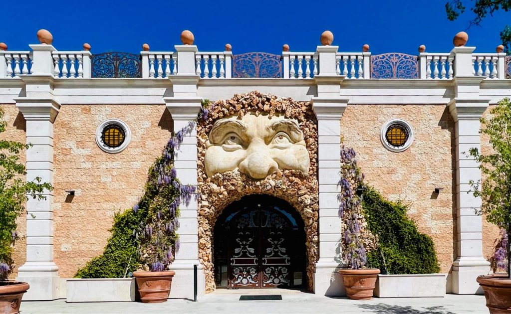 Piazza Del Dotto cave face.